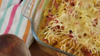 Bir tabakta jambon graten.
