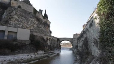 Roma köprüsü manzarası ve eski Vaison la Romaine kasabası