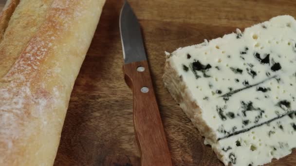 Brânză Roquefort Aproape Masă Lemn — Videoclip de stoc