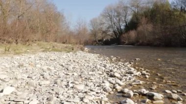 Vaison la Romaine yakınlarındaki Ouvze Nehri manzarası