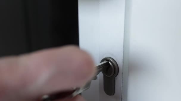 Крупним Планом Людина Відкриває Скляні Двері Ключами — стокове відео