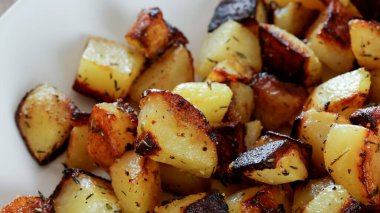 Tavada kızarmış patates pişirmek.