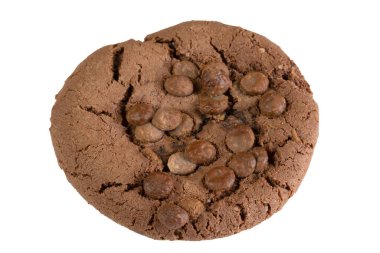 Çikolatalı kurabiyeler yakın plan, beyaz arka planda izole edilmiş.