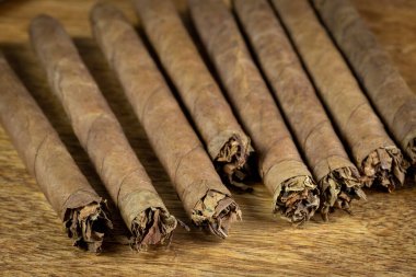 Birkaç puro, yakın plan, masanın üstünde.