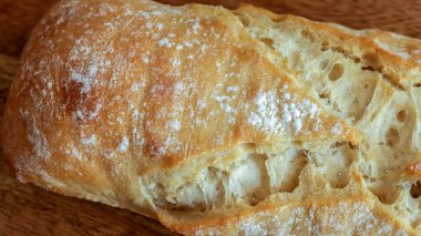 Ekmek, yakın plan, masanın üstünde.