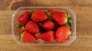 Masadaki çilek kabuğunun en üst görüntüsü.