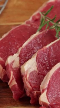 Kesme tahtasındaki çiğ et kaburgası.