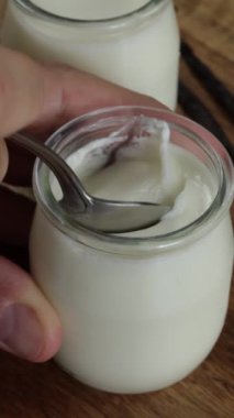 Sade yoğurt yiyen birine yaklaş.