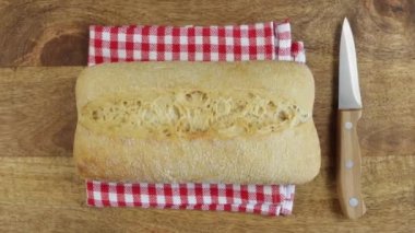 Ciabatta ekmeği, yakın plan, masanın üstünde.