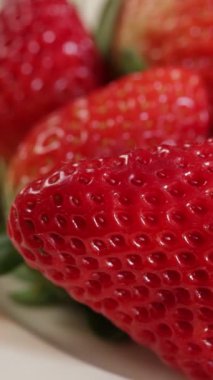 Birkaç çilek, yakın plan, izole edilmiş.