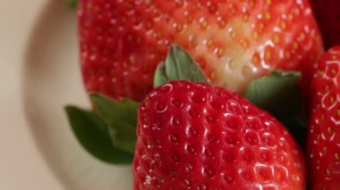 Birkaç çilek, yakın plan, izole edilmiş.