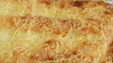 Bir tabak lazanya, yakın plan, masanın üstünde.