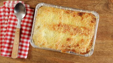 Üst görünüm lazanya tabağı, yakın plan, masanın üstünde.