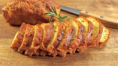 Pasta, dilimlenmiş, jambon ve peynirli, yakın plan, masada.