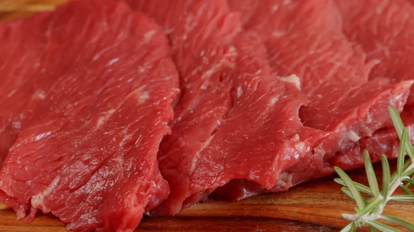 Birkaç Çiğ Biftek Yakın Plan Kesim Tahtasının Üzerinde — Stok fotoğraf