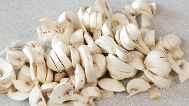 Tahta bir masanın üzerinde, yakın plan mantar parçaları.