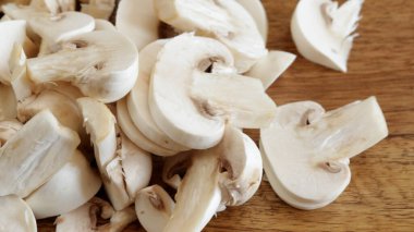 Tahta bir masanın üzerinde, yakın plan mantar parçaları.