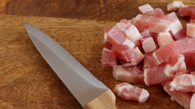 Ahşap masadaki çiğ domuz lardonları.