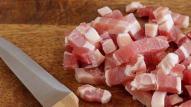 Ahşap masadaki çiğ domuz lardonları.