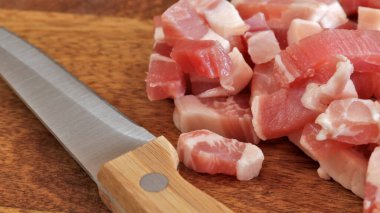 Ahşap masadaki çiğ domuz lardonları.