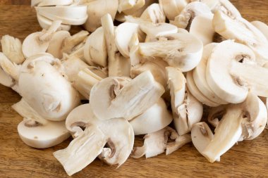 Tahta bir masanın üzerinde, yakın plan mantar parçaları.