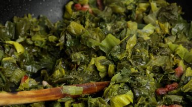 Pırasa ve pastırma kızartma tavasında pişiyor.