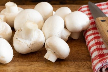 Taze mantarlar, yakın plan, ahşap bir masanın üzerinde.