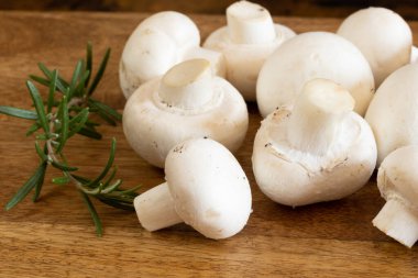 Taze mantarlar, yakın plan, ahşap bir masanın üzerinde.