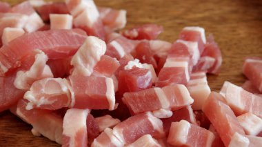 Ahşap masadaki çiğ domuz lardonları.