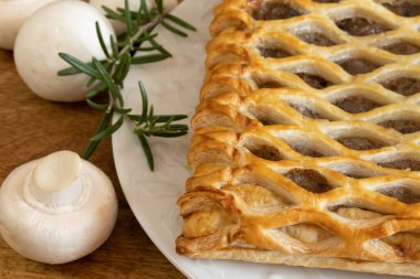 Mantarlı puf böreği, tabağa yakın çekim.