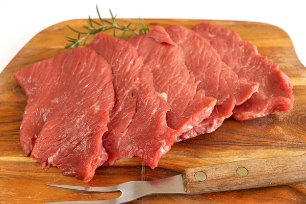 Beyaz Arka Planda Kesme Tahtasına Yakın Mesafeden Birkaç Çiğ Biftek — Stok fotoğraf