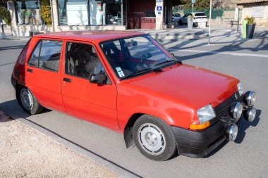 Vaison la Romaine - Fransa - 05 Mart 2023 - Renault 5 marka bir aracın park yerinde ön görüntüsü
