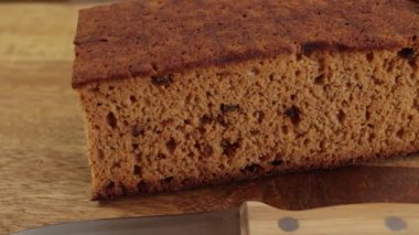 Dilimlenmiş zencefilli ekmek, yakın plan, masanın üstünde.