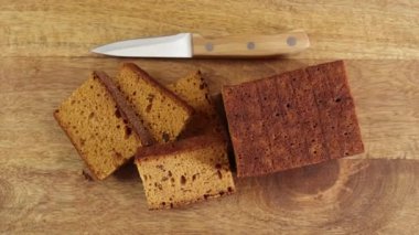 Dilimlenmiş zencefilli ekmek, yakın plan, masanın üstünde.