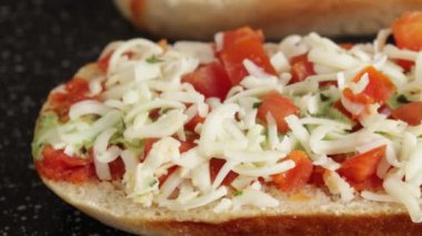 Pizza ekmeği, yakın plan, masanın üstünde.