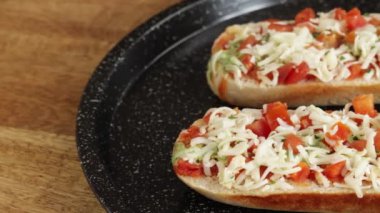 Pizza ekmeği, yakın plan, masanın üstünde.