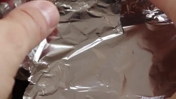 Persona Abriendo Una Barra Chocolate — Vídeo de stock