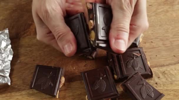 Sluiten Van Handen Van Vrouw Breken Chocolade — Stockvideo