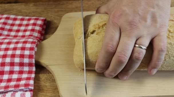 Людина Нарізає Хліб Чіабата Скибочки — стокове відео