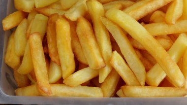 Bir tepsi patates kızartması, yakın plan, masanın üstünde.