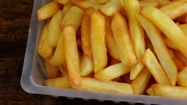 Bir tepsi patates kızartması, yakın plan, masanın üstünde.