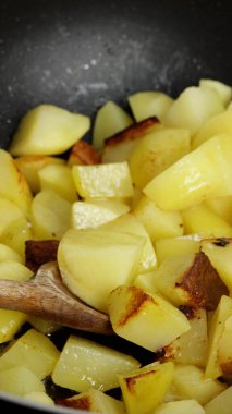 Tavada kızarmış patates pişirmek.