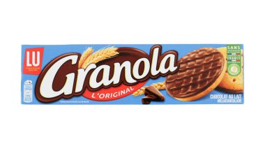 Vaison la Romaine - Fransa - 07 Mart 2023 - Granola marka çikolatalı bisküvi paketi, yakın plan, izole edilmiş, beyaz arka plan