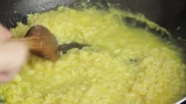 Kapatmak için safran risotto pişiriyorum.