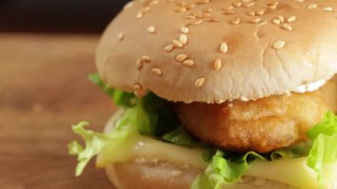 Balık burgeri, yakın plan, masanın üstünde.