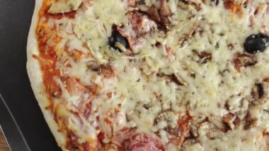 Jambonlu ve mantarlı endüstriyel pizza.