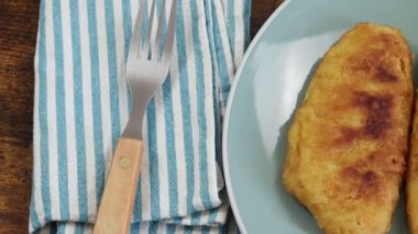 Bir tabakta, yakın plan birkaç balık var.