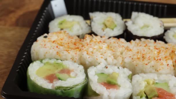 Schotel Van Sushi Maki Close Een Tafel — Stockvideo