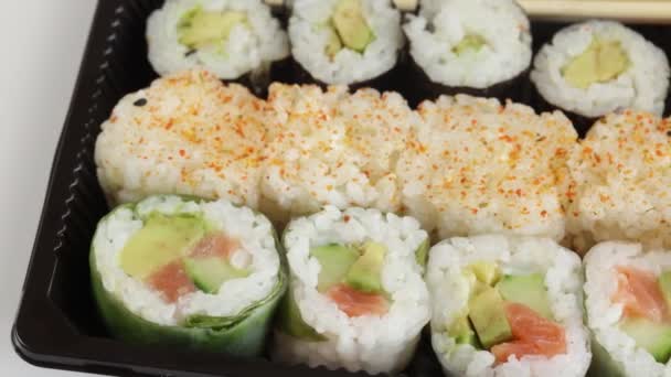 Hidangan Sushi Dan Maki Close Atas Meja — Stok Video