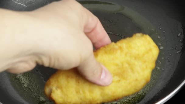 Nahaufnahme Einer Person Die Panierten Fisch Der Pfanne Kocht — Stockvideo